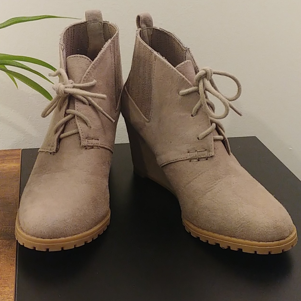 Tan/creme wedge booties